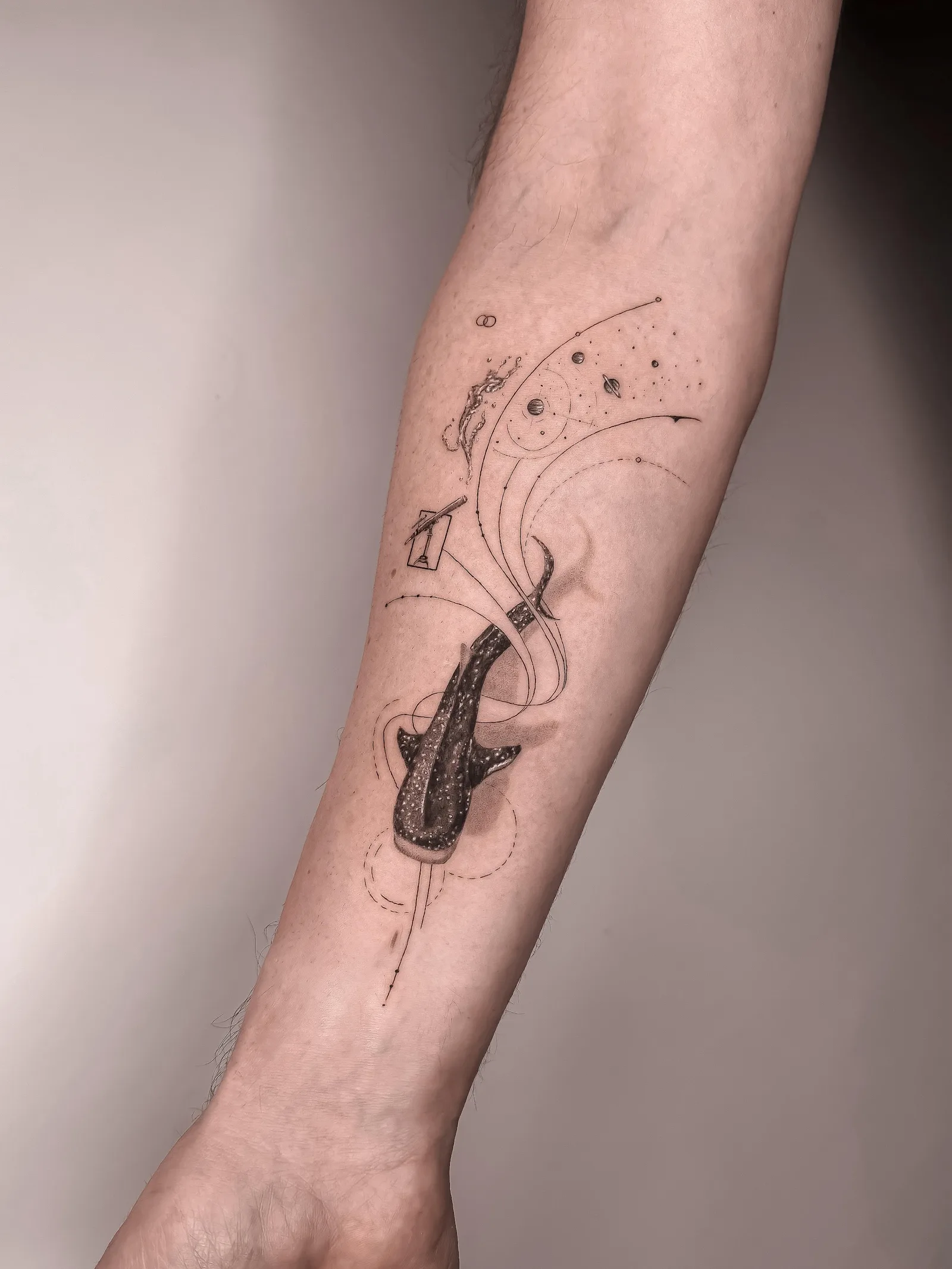 Fine line abstract tattoo on the arm